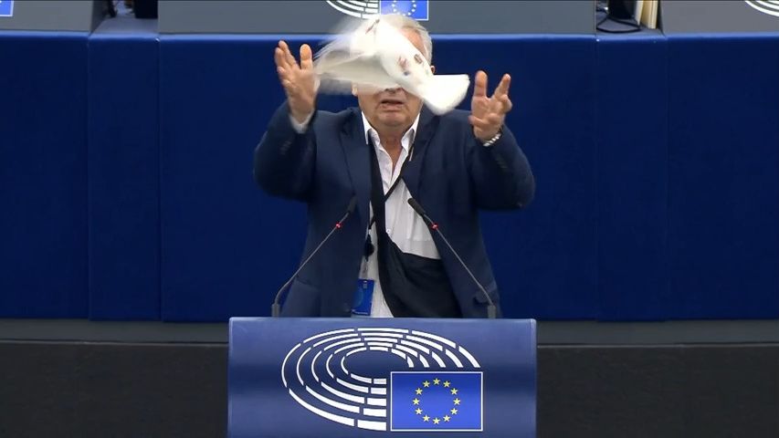 Údiv v europarlamentu. Slovák u pultíku sáhl do mošničky a vypustil holubici